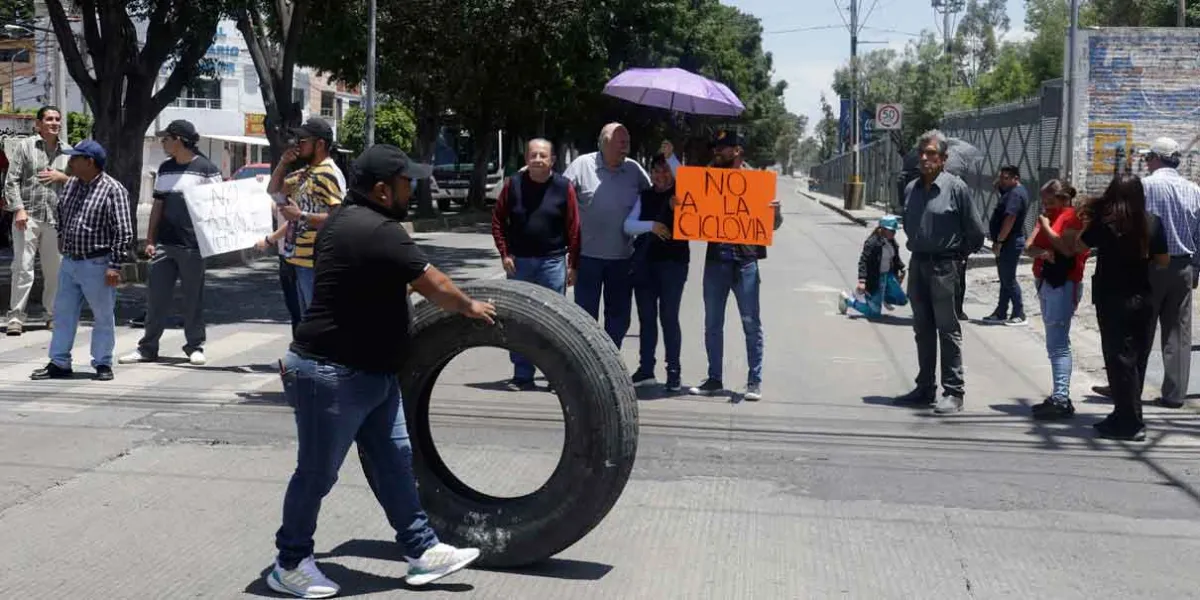Rechazan comerciantes y vecinos Ciclovía instalada en avenida Las Torres; cerraron vialidad