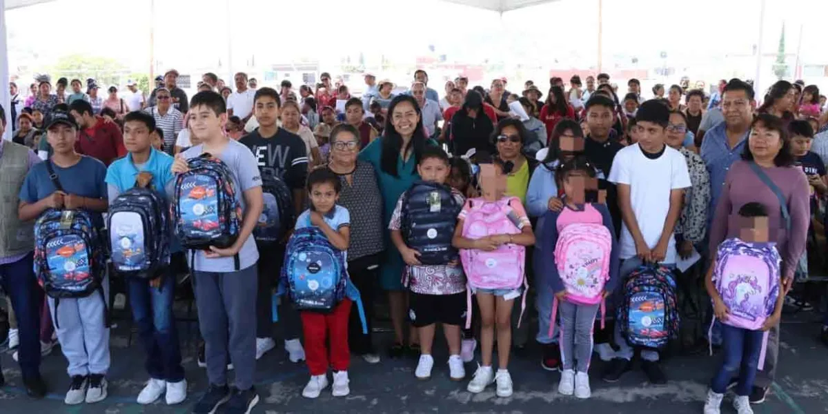 Ariadna Ayala entregó 5 mil paquetes escolares a estudiantes de Atlixco2.jpg