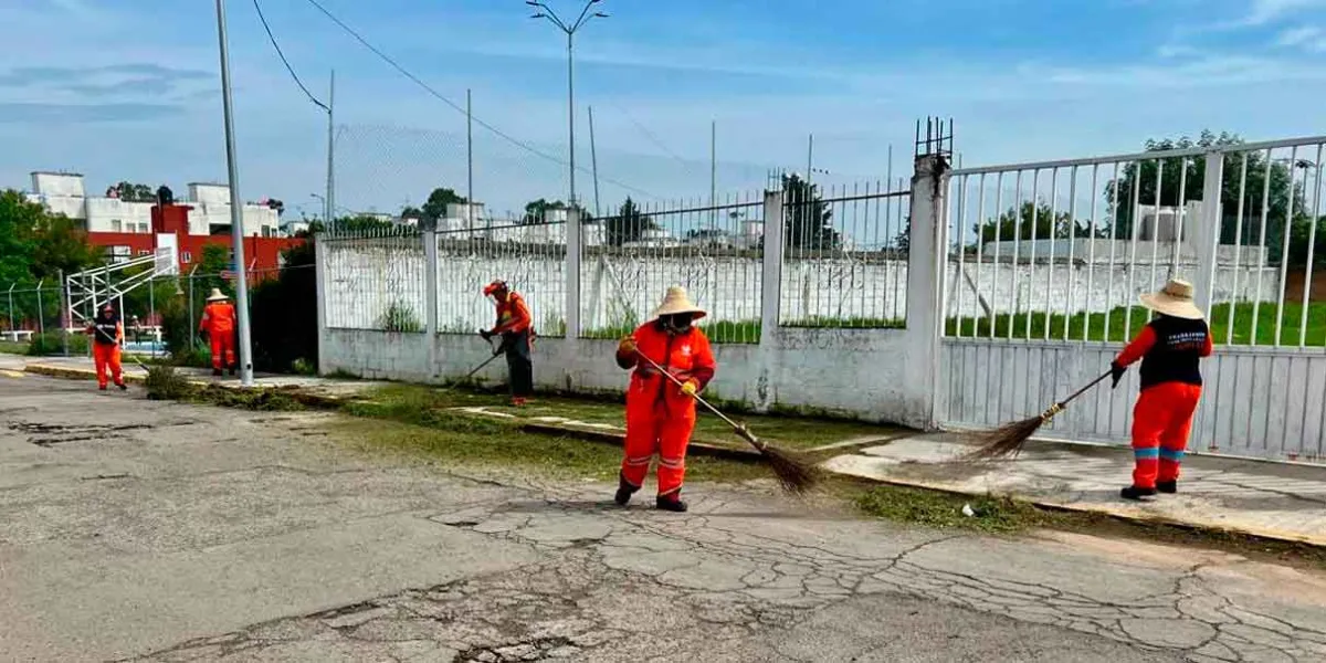   Puebla, Pue.- Como parte de las acciones estratégicas y continuas para dignificar los espacios públicos, el Gobierno de la Ciudad, encabezado por el presidente municipal Pepe Chedraui, a través del Organismo Operador del Servicio de Limpia (OOSL), llevó a cabo labores de mejoramiento del entorno urbano en la colonia Loma Bella y zonas aledañas.  El personal operativo del OOSL realizó trabajos de barrido manual, retiro de desechos, limpieza de banquetas y eliminación de maleza acumulada, con el objetivo de
