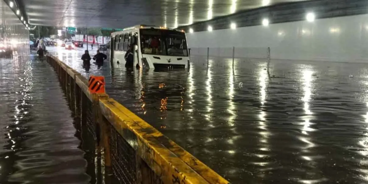 Tormenta paraliza el sur de CDMX: Inundaciones en Tlalpan colapsan Metrobús