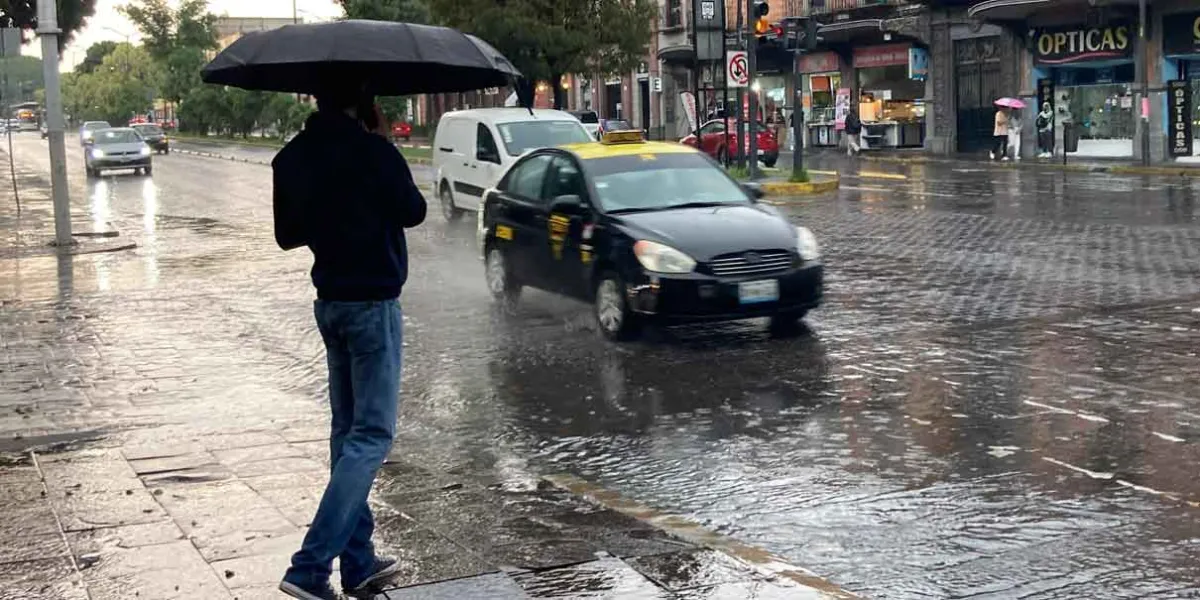 Lluvia con viento y granizo castigan a la capital y zona conurbada