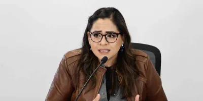 Diputada del PVEM niega bloqueo político en concesión de parabuses en Puebla