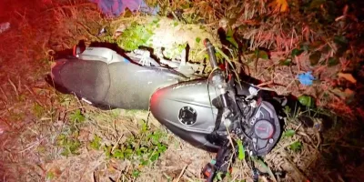 Motociclista murió al estrellarse contra un árbol en la Sierra Norte