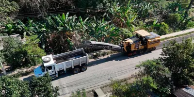 Inician obras de mejoramiento carretero y de calles en la Sierra Norte