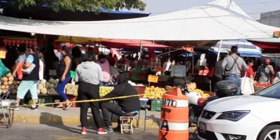Un CAOS la 14 Sur, ambulantes de Granjas San Isidro invaden calles y banquetas 