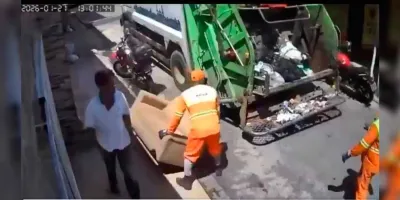 trabajadores de limpia confunden sillón con basura
