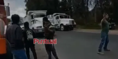 Transportistas cierran vialidad en Tlahuapan por revisión de documentos