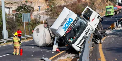 Cierre prolongado en la Tlaxcala-Apizaco tras volcadura de pipa con gasolina