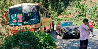 Accidente en la Pachuca-Tuxpan deja autobús al borde de barranco en Xicotepec
