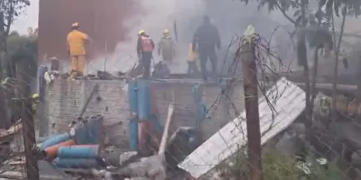 Explosión de pirotecnia en Huauchinango destruye casa y deja tres heridos graves