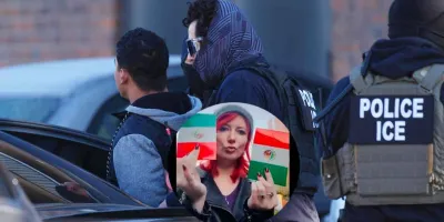 Joven estadounidense se vuelve viral por distraer redadas del ICE con imanes de la bandera de México