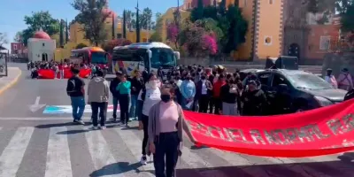Caos vial en el bulevar 5 de Mayo por marcha de normalistas de Teteles