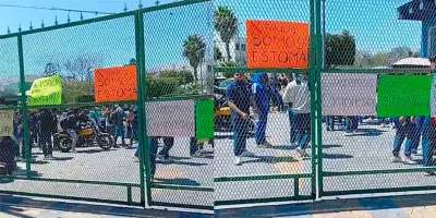 Alumnos de estomatología cierran parcialmente escuela en Tehuacán por falta de compresor