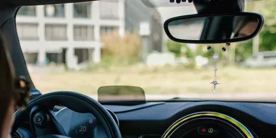 Rosarios y aromatizantes en el retrovisor pueden ser motivo de multa