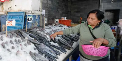 Comerciantes de la 16 Poniente en Puebla enfrentan baja en ventas de mariscos