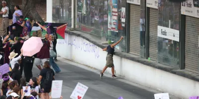 8M. Hubo daños en la Tesorería Municipal, paraderos RUTA y la Fiscalía