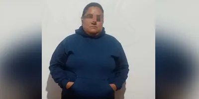 Golpean, desnudan y exhiben a presunta fardera en tianguis de Texmelucan