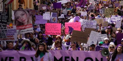 Madres buscadoras y colectivas feministas toman las calles de Puebla en el 8M