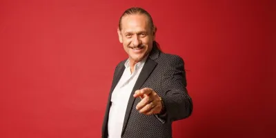 Teo González regresa a Puebla con su show “El comediante de la cola de caballo”