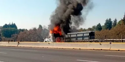 Fuego consumió tráiler en Tlalancaleca, sobre la autopista México-Puebla