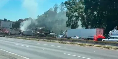 Violencia en la México-Puebla: sindicatos chocan por obra y queman camión