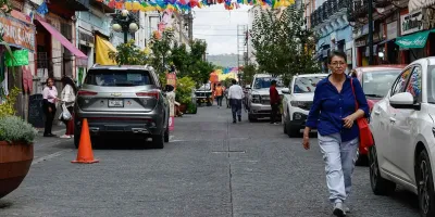Autos en la Calle de los Dulces generan conflictos pese a restricción peatonal