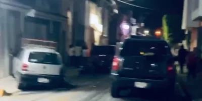 Borracho choca contra autos estacionados en el centro histórico de Atlixco