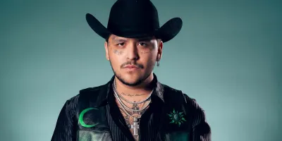 Christian Nodal presenta “Bandera Blanca” con mezcla de mariachi y norteño