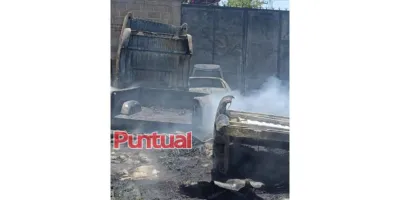 Fuego fuera de control consume autopartes en Texmelucan