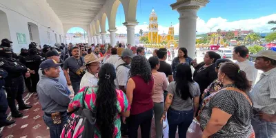 Acusan represión en Acatlán; detienen a maestra durante protesta
