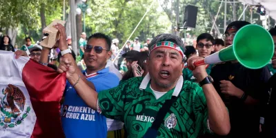 Aficionados abarrotan el Zócalo de Puebla por partido de la Selección