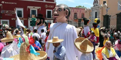 Atlixco abre convocatoria para superar las 100 mojigangas en su tradicional desfile