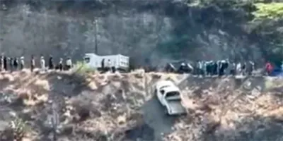 Aparatoso accidente en Coxcatlán: camioneta termina en barranco de La Pala
