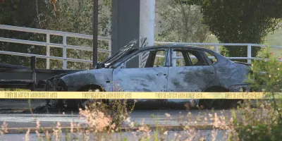 Terror en Chapulco: dejan auto quemado con dos cuerpos