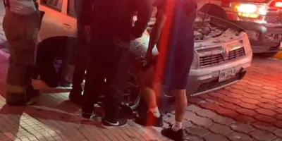 Ataque incendiario en Tehuacán deja vehículo calcinado y movilización policial