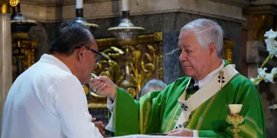 Víctor Sánchez celebra 50 años como sacerdote con visita del enviado del Vaticano