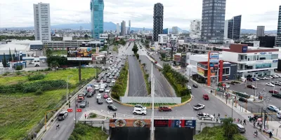 Usuarios quedan varados por paro de AMOTAC en la Vía Atlixcáyotl rumbo a Puebla