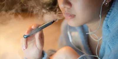 Vapeadores disparan consumo de nicotina en menores: advierten daños al cerebro