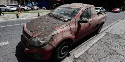 Continúan labores para retirar vehículos atrapados tras inundación en Paseo de San Francisco