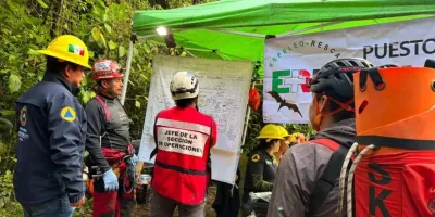 Localizan tres cuerpos dentro de gruta en Cuetzalan; rescate queda suspendido por el clima