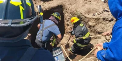 Rescatan con vida a dos trabajadores tras deslave en panteón de Atlixco