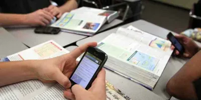 Sin control el uso de celulares en escuelas poblanas; iniciativas legislativas congeladas
