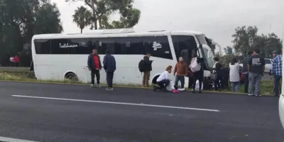 Volcadura de autobús en la México-Pirámides deja al menos 11 pasajeros lesionados