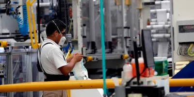 Industria de Puebla retrocede 0.9% en abril; manufacturas caen 5.8%