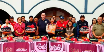 Bomberos de San Pedro Cholula reciben uniformes y compensación económica