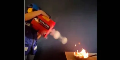 Así apaga fuego con sonido la estudiante Ángela Venegas. VIDEO