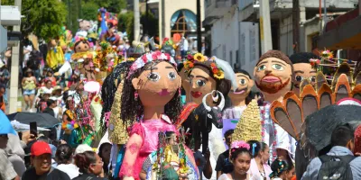 Atlixco conquistó a miles de visitantes con la Feria de la Cecina y Desfile de Mojigangas