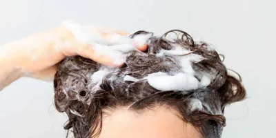 Ácido hialurónico para cabello seco: qué hace y qué no puede reparar