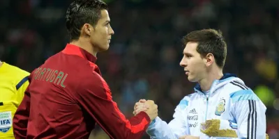Cristiano Ronaldo acompaña a Lionel Messi tras la muerte de Jorge Messi