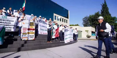 Jubilados de la CFE vuelven a protestar en Puebla por reforma al artículo 127